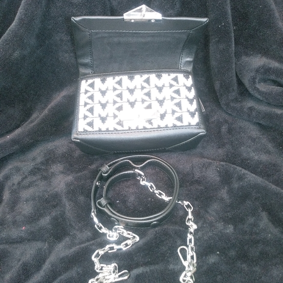 Limited Edition Michael Kors purse - Picture 5 of 7